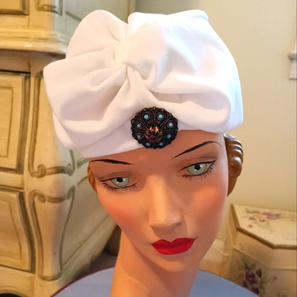 BEAUTIFUL AND FASHIONABLE, VINTAGE CRISP WHITE TUBAN W GORGEOUS VTG BROOCH! s-l1200.jpg main image 4